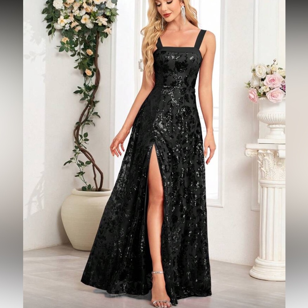 Elegant Black Floral Sequins Evening Gown - Picture 5 of 6